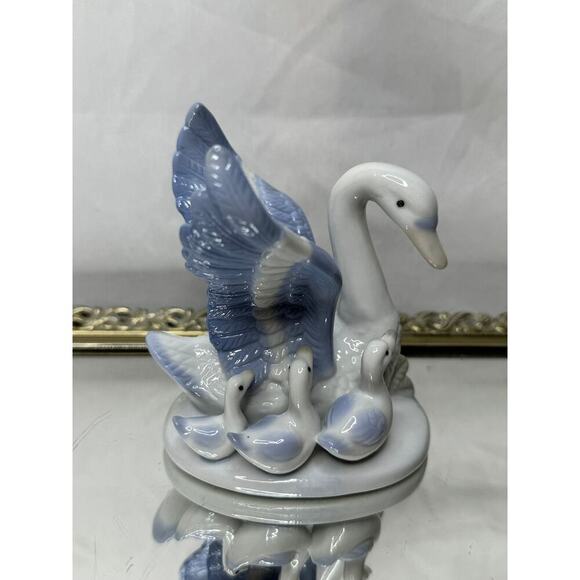 Beautiful Vintage Blue & White Porcelain Swan with Cygnets, 4" Tall - Picture 2 of 7